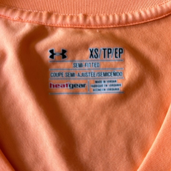 Women’s under Armour V-neck shirt size XS - Picture 3 of 4